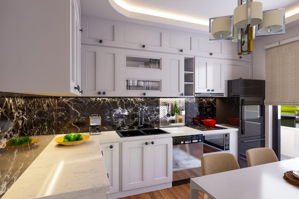  Beyaz mutfak dolapları, siyah mermer detaylar ve ahşap zeminli, yemek masası bulunan L tipi mutfak tasarımı.