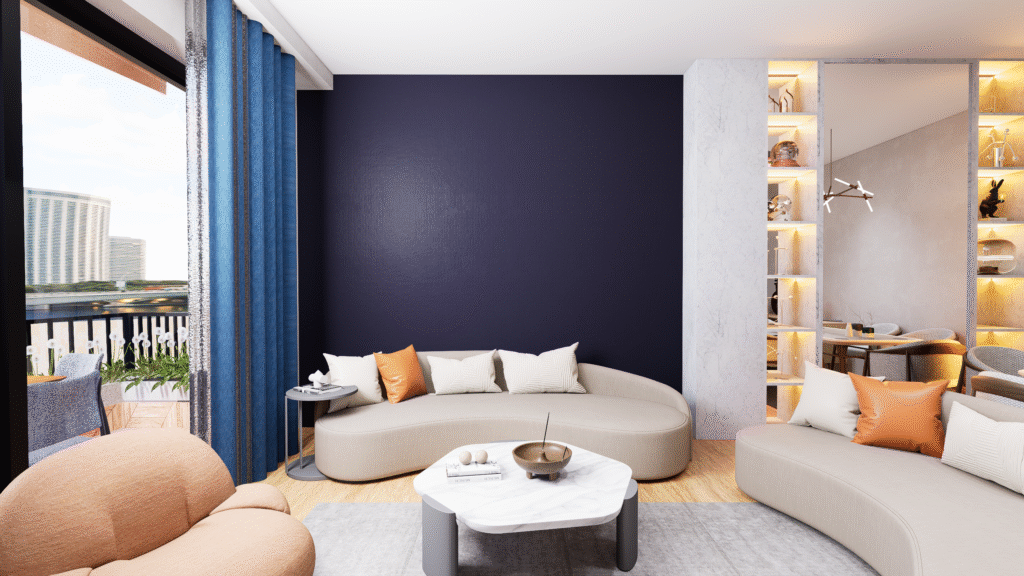 Organik formlu bej kanepe önünde lacivert vurgu duvarı, aydınlatmalı mermer nişler, modern orta sehpa ve balkon manzarası.